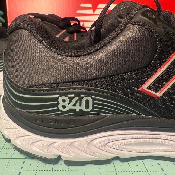 New Balance - M840BR5 Men's Running Shoe Black Red size 14US - wore twice - Picture 5 of 9